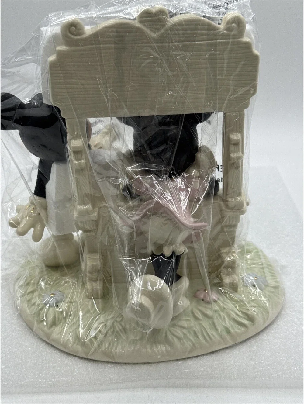 Lenox Disney Showcase 2010 “Kisses For Mickey” 8” 24K & Ivory China Figurine New